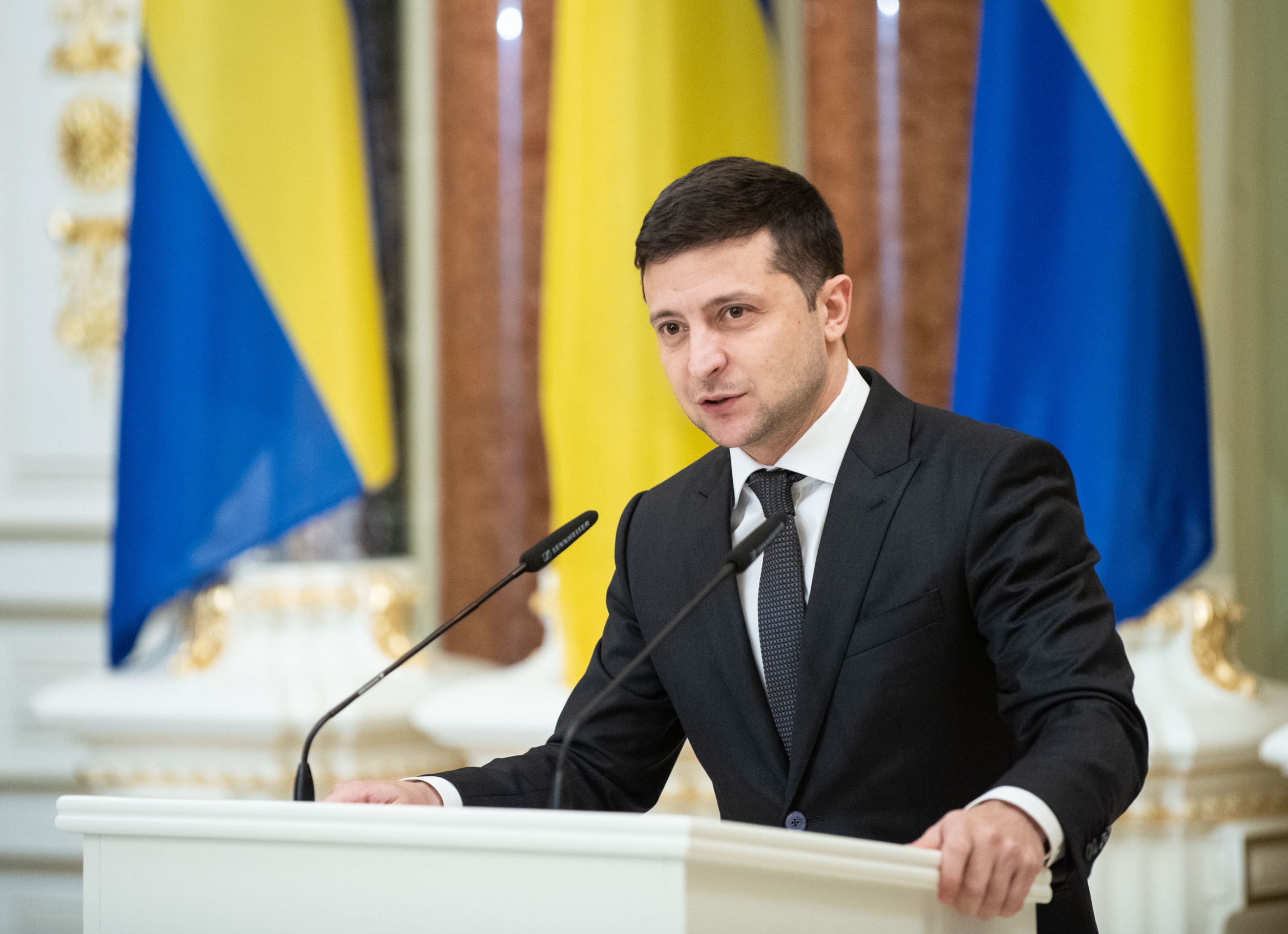 Зеленский рассмотрит петицию о запрете выступлений российских артистов в Украине.